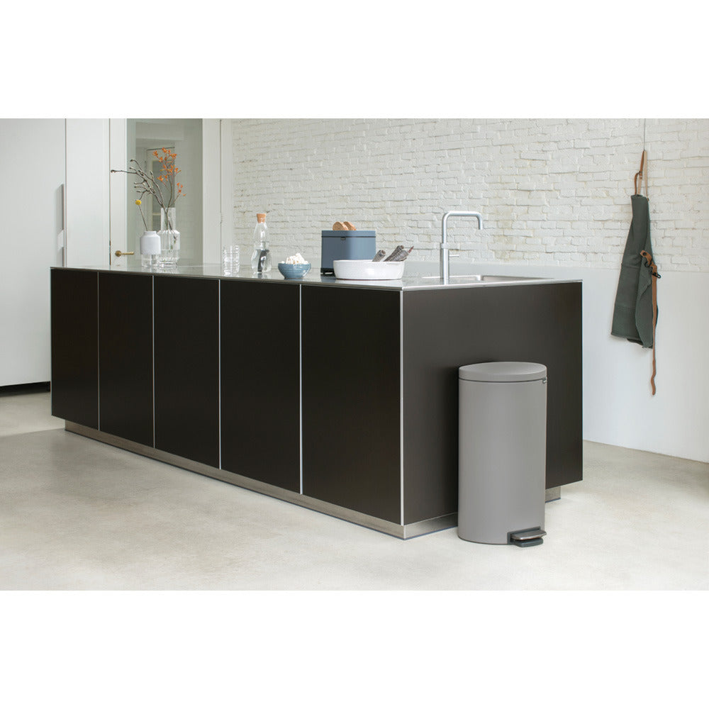 Brabantia｜Pedal Bin Flatback+ 靜音半圓平背腳踏桶 30L｜無印砂鋼