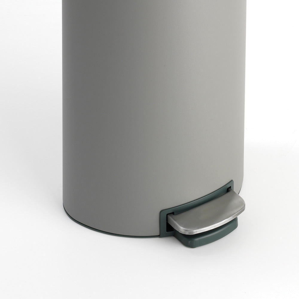Brabantia｜Pedal Bin Flatback+ 靜音半圓平背腳踏桶 30L｜無印砂鋼