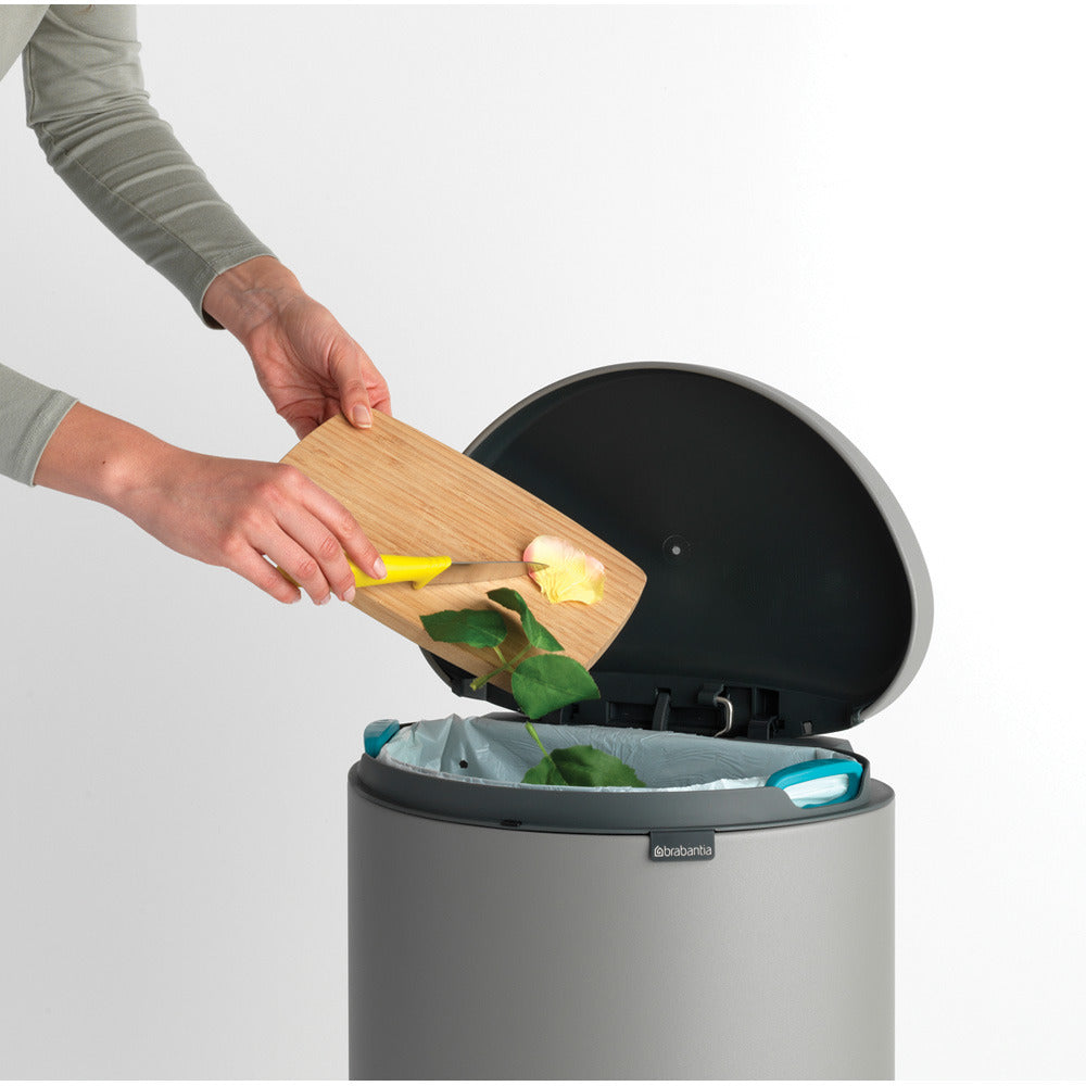 Brabantia｜Pedal Bin Flatback+ 靜音半圓平背腳踏桶 30L｜無印砂鋼