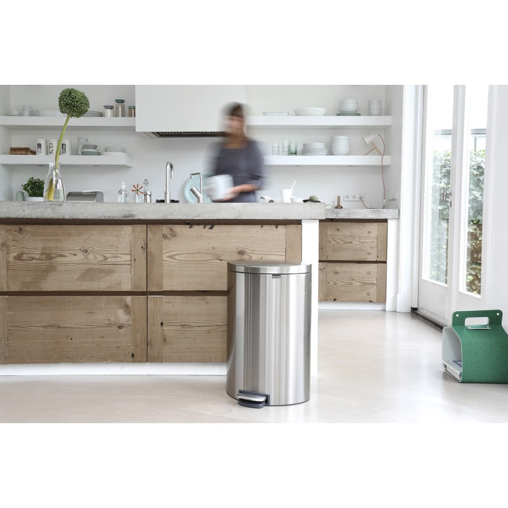 Brabantia｜Pedal Bin Flatback+ 靜音半圓平背腳踏桶 30L｜無印砂鋼